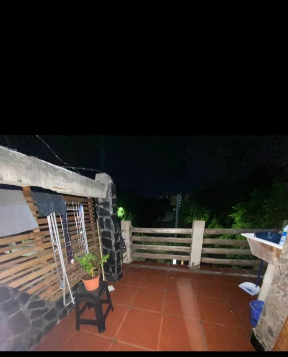 Excelente esquina , con 6 departamentos totalmente independientes , con todos los servicios. IDEAL INVERSOR Y/ O FAMILIAS — foto 12