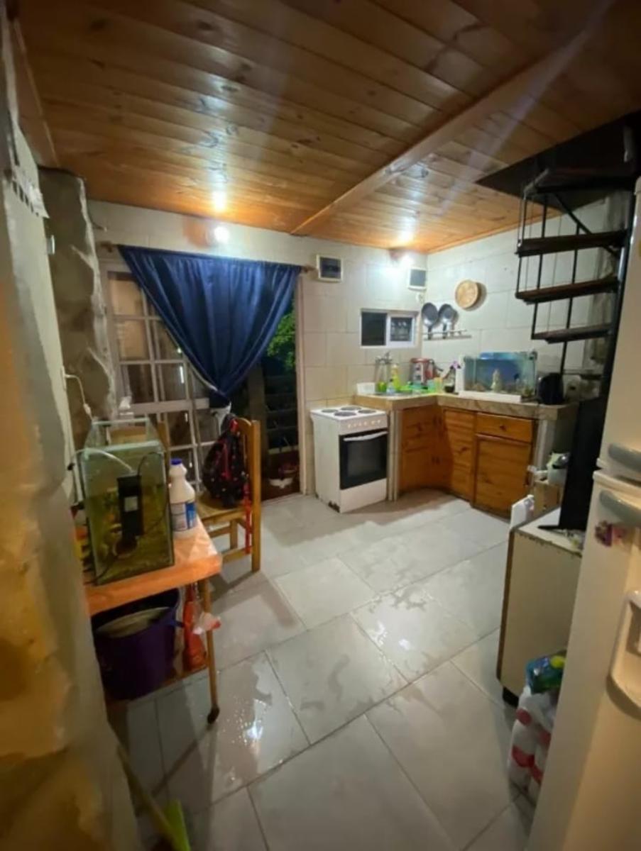 Excelente esquina , con 6 departamentos totalmente independientes , con todos los servicios. IDEAL INVERSOR Y/ O FAMILIAS — foto 13