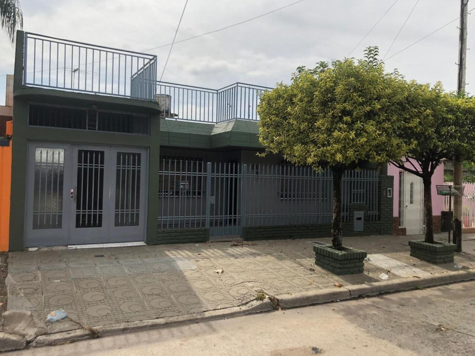 Casa de 3 ambientes amplios en Venta, c/ fondo libre. Isidro Casanova — foto 2
