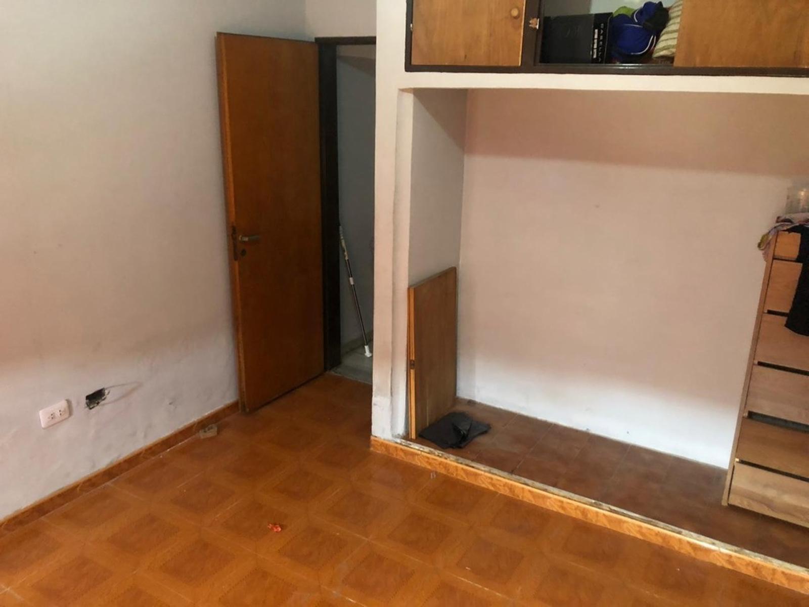 Casa de 3 ambientes amplios en Venta, c/ fondo libre. Isidro Casanova — foto 5