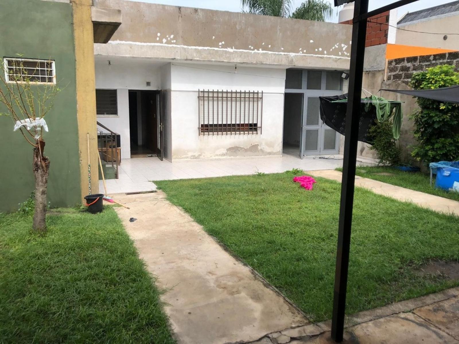 Casa de 3 ambientes amplios en Venta, c/ fondo libre. Isidro Casanova — foto 9