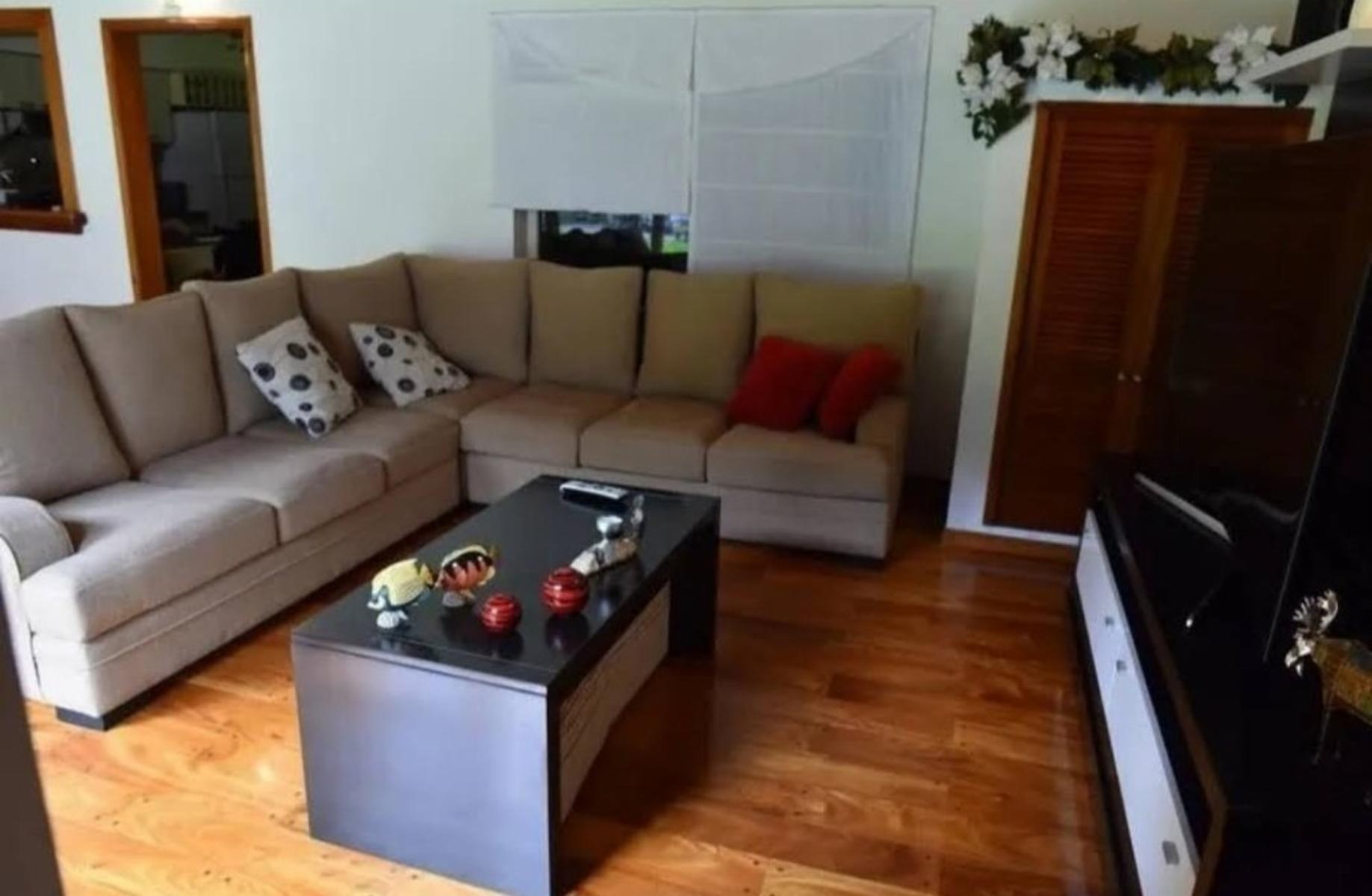Venta Excelente Casa De 5 Ambientes - Jardin - Garage - Lomas De Mirador. — foto 2