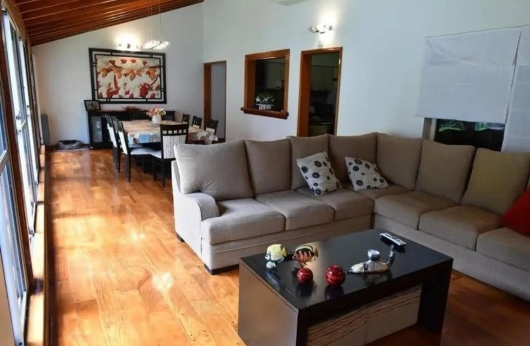 Venta Excelente Casa De 5 Ambientes - Jardin - Garage - Lomas De Mirador. — foto 3