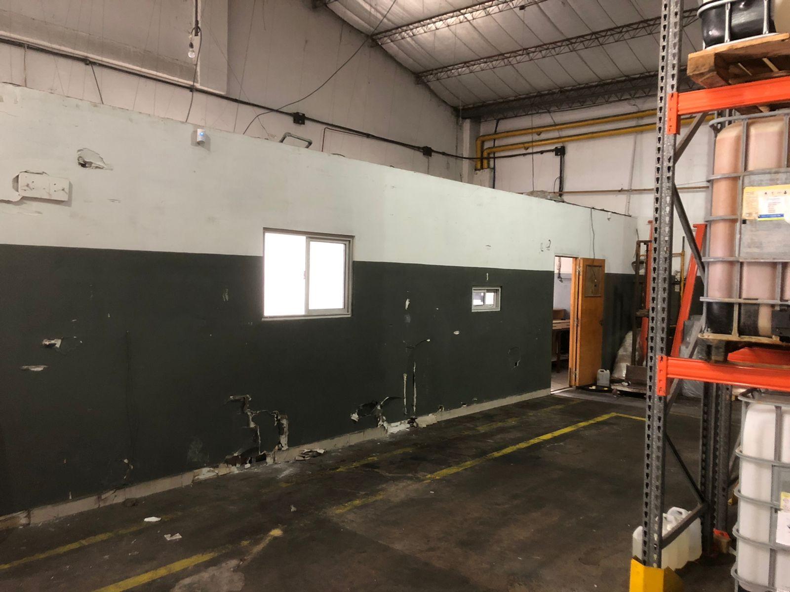 Excelente Galpón de 520 m2 en Alquiler, Zona Lomas del Mirador - 2
