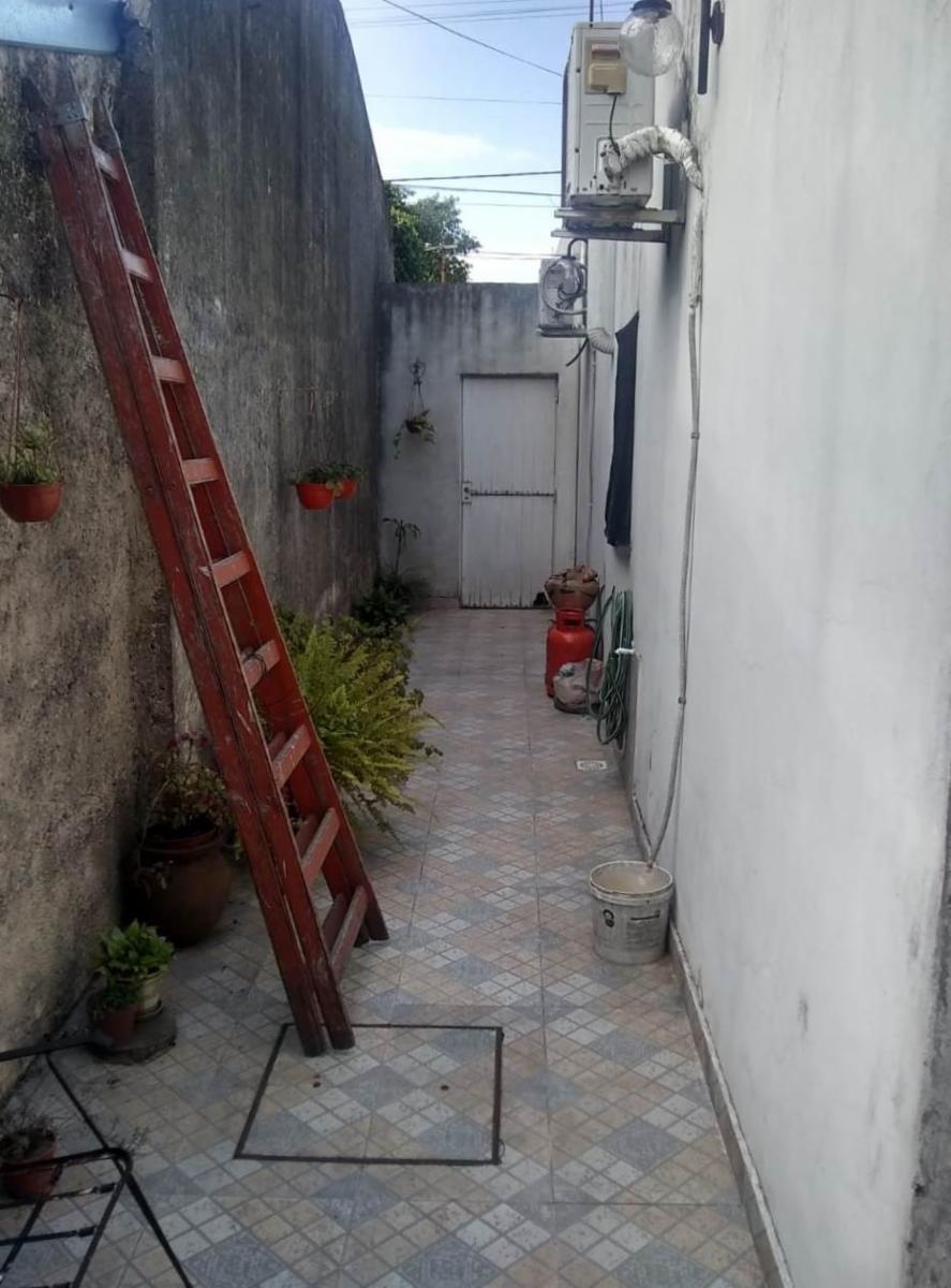 Venta Casa De 3 Ambientes Con Fondo Libre, Lomas Del Mirador — foto 2