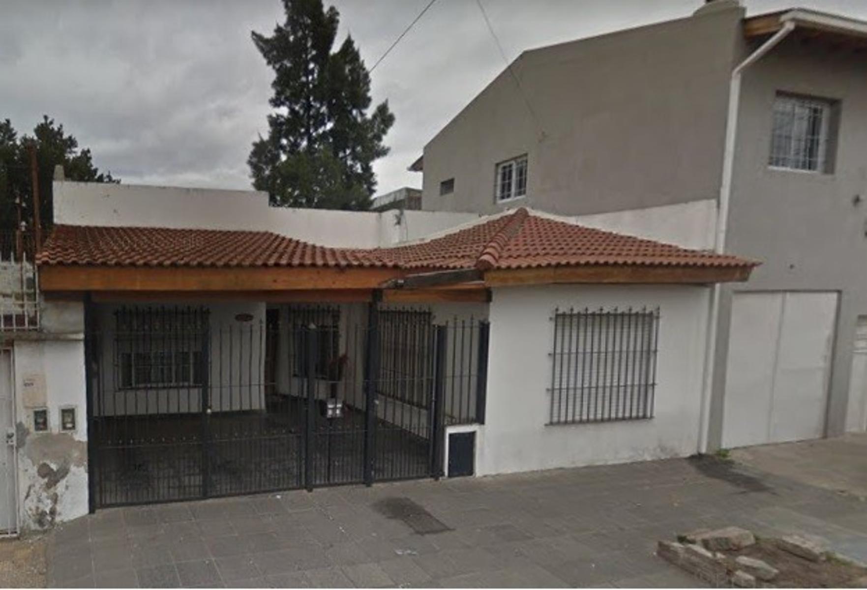 Excelente Casa De 5 Amb con cochera en Lomas del Mirador — foto 2