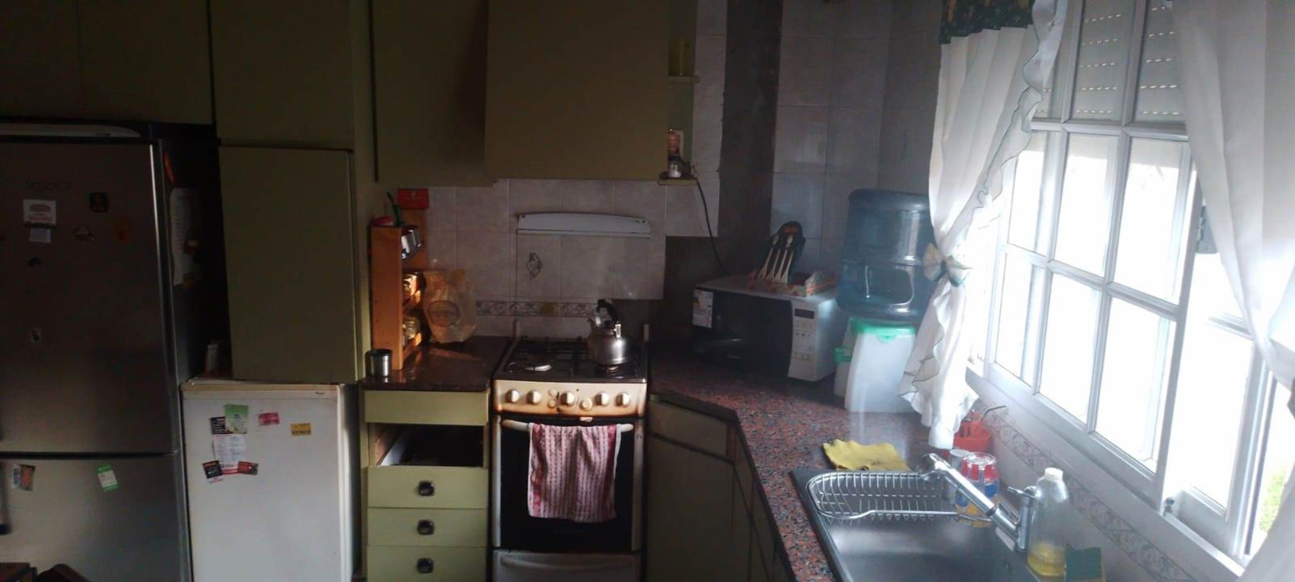 Excelente Casa De 5 Amb con cochera en Lomas del Mirador — foto 3