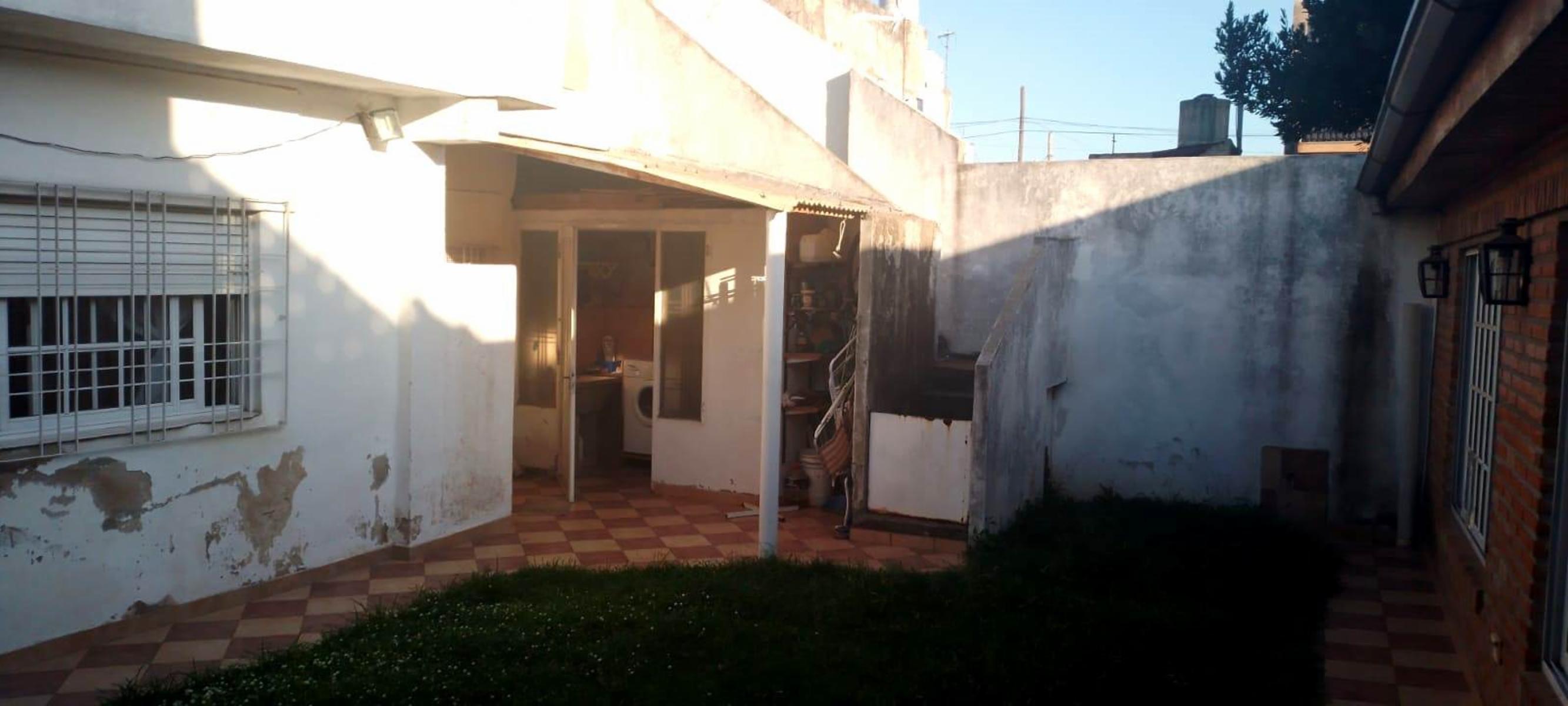 Excelente Casa De 5 Amb con cochera en Lomas del Mirador — foto 9