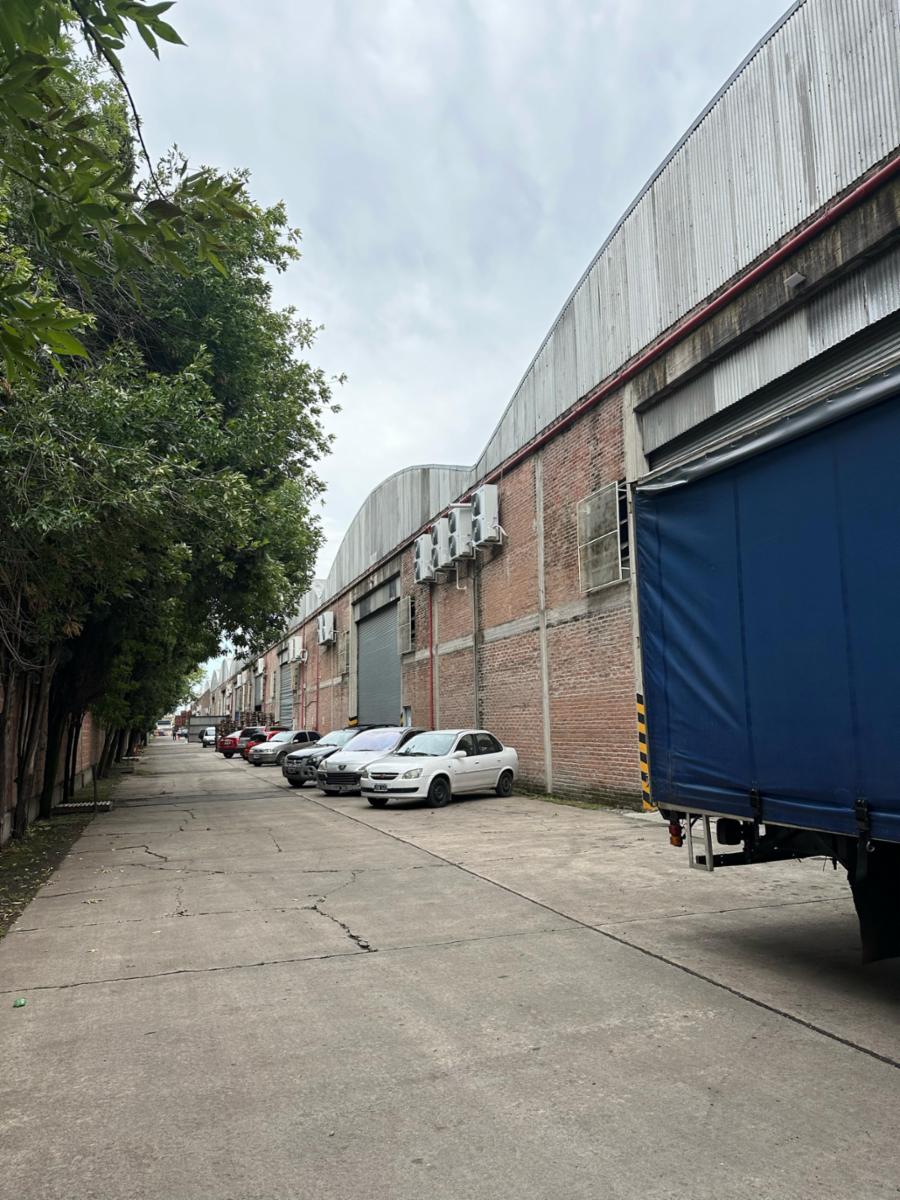 Nave Industrial en Alquiler - 2200 m2 - c/ Oficinas. La Tablada, Provincia de Buenos Aires. - 1