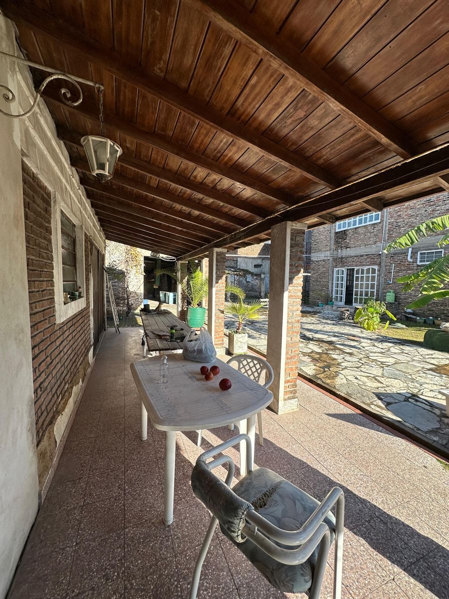 Venta Casa de 3 ambientes - local - garage - fondo parquizado Lomas del Mirador — foto 3