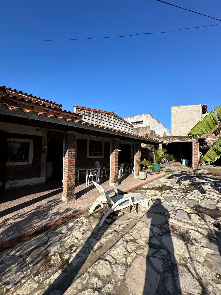 Venta Casa de 3 ambientes - local - garage - fondo parquizado Lomas del Mirador — foto 4