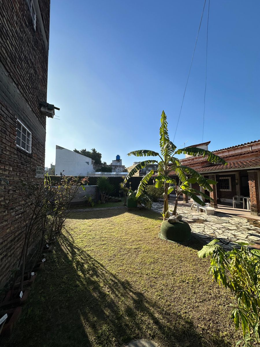 Venta Casa de 3 ambientes - local - garage - fondo parquizado Lomas del Mirador — foto 8