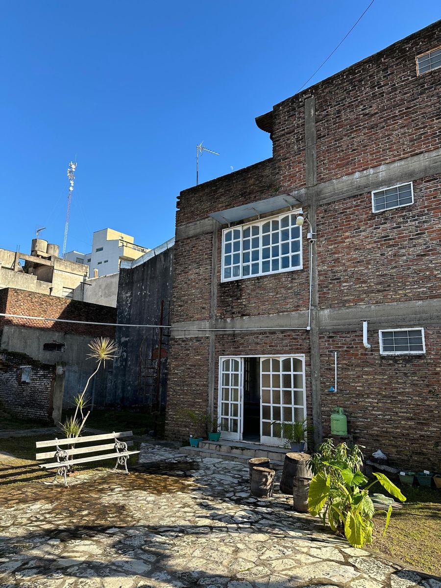 Venta Casa de 3 ambientes - local - garage - fondo parquizado Lomas del Mirador — foto 9