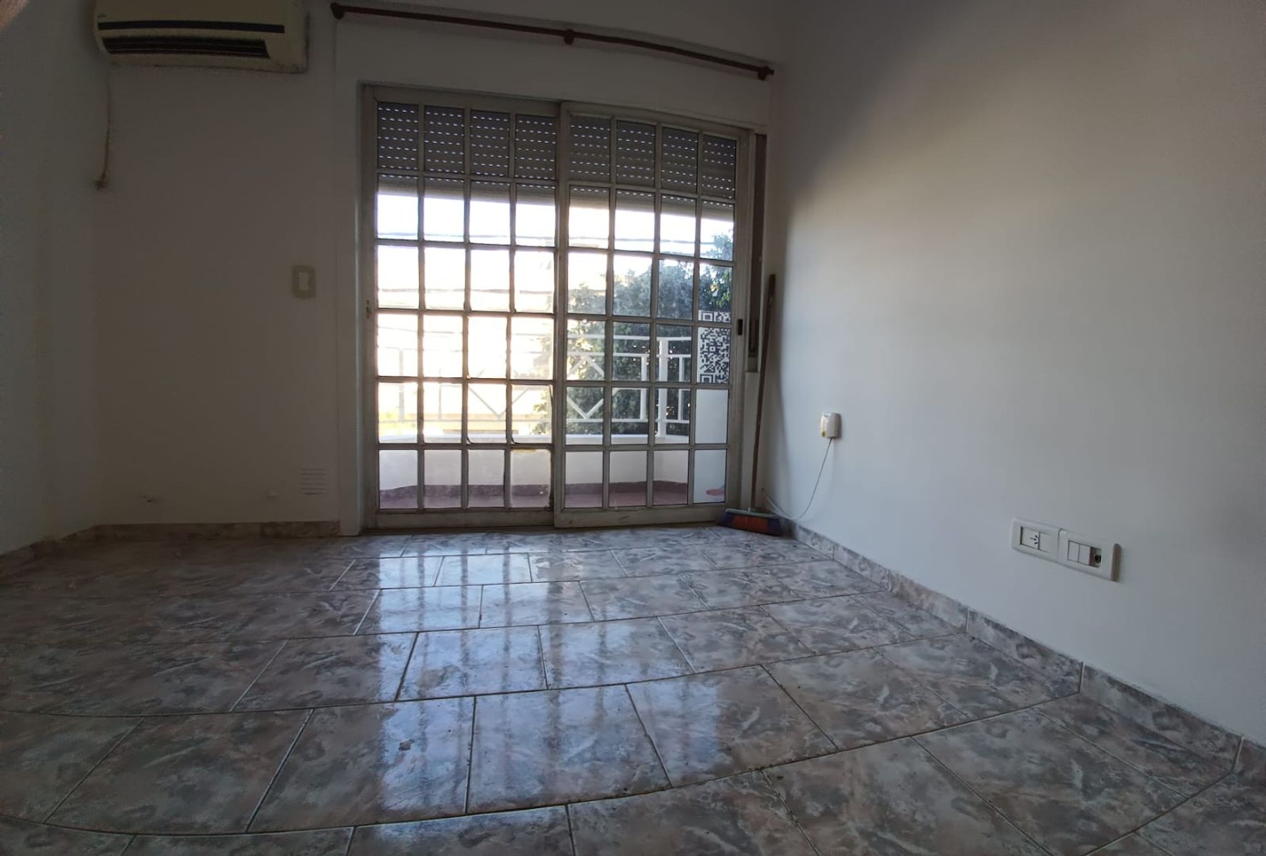 Venta Departamento De 3 Ambientes - Frente - Balcòn - Lomas Del Mirador — foto 3