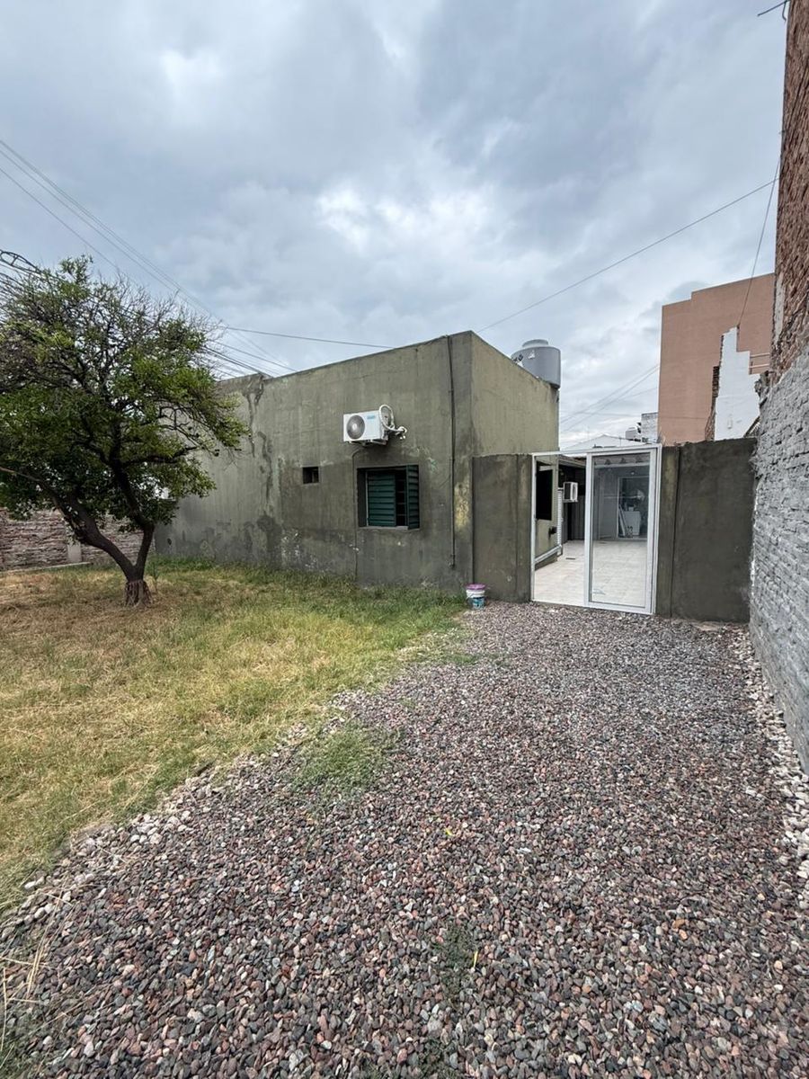 Venta Casa lote propio en esquina - patio - garage - Villa Sarmiento