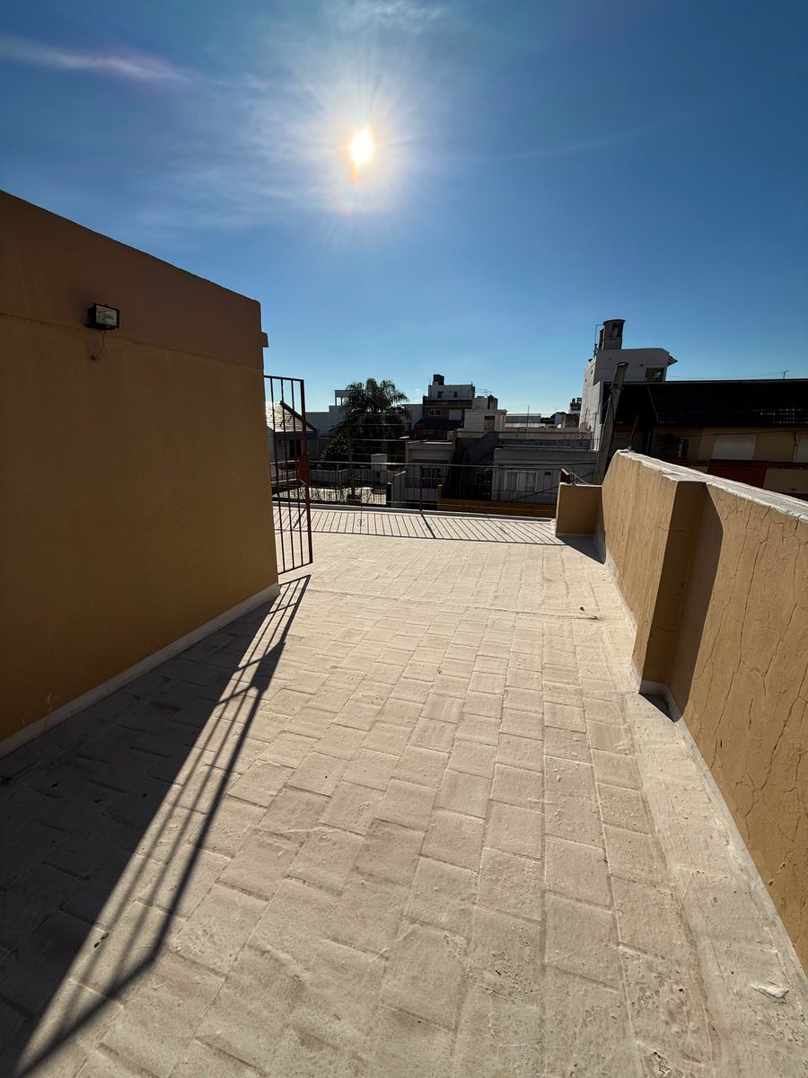 Casa en venta 6 ambientes con Jardin cochera pasante quincho y despensa - 2