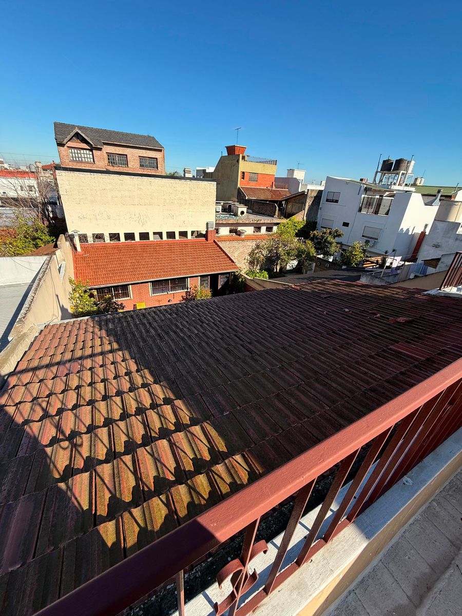 Casa en venta 6 ambientes con Jardin cochera pasante quincho y despensa - 3