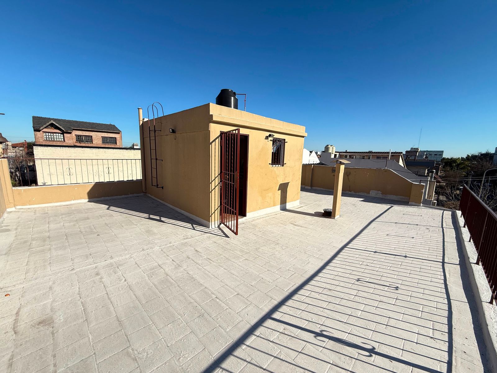 Casa en venta 6 ambientes con Jardin cochera pasante quincho y despensa - 4