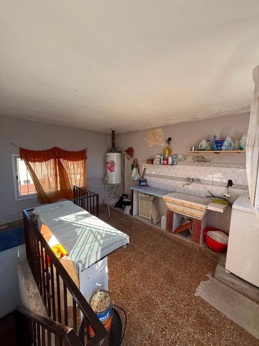 Casa en venta 6 ambientes con Jardin cochera pasante quincho y despensa - 5