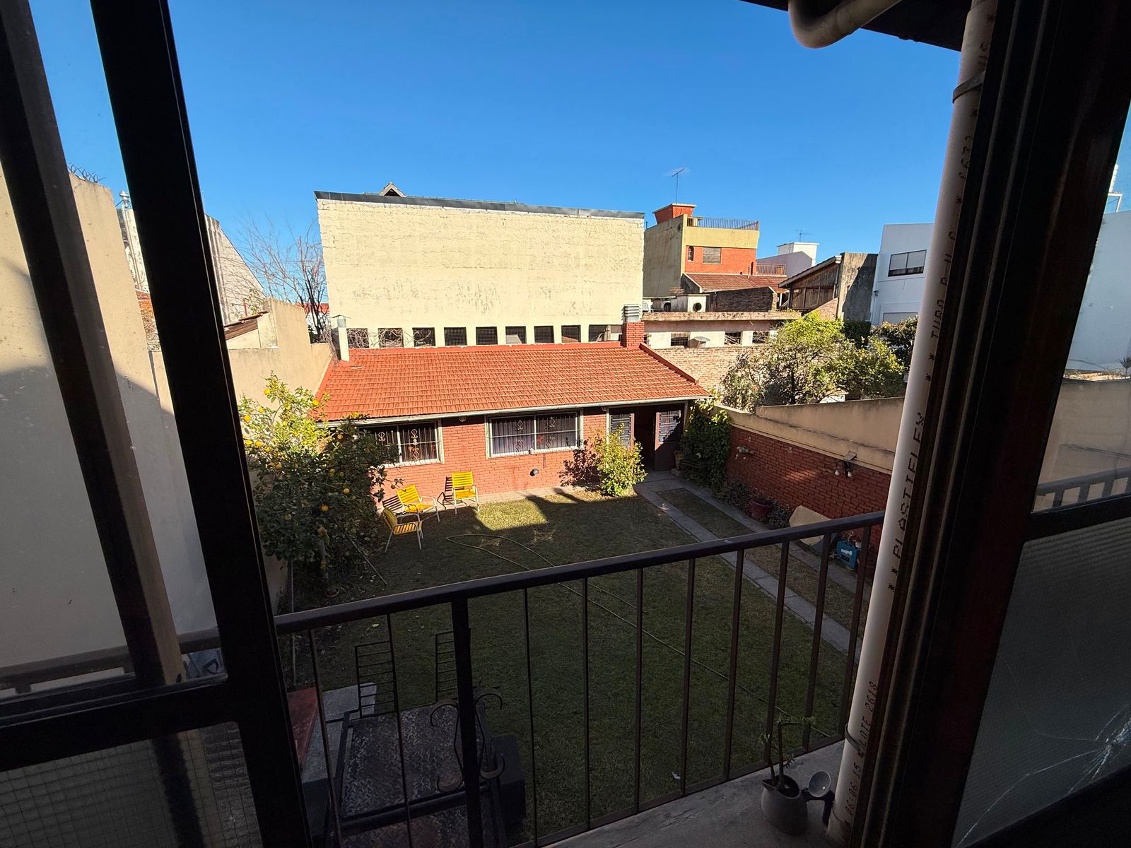 Casa en venta 6 ambientes con Jardin cochera pasante quincho y despensa - 8
