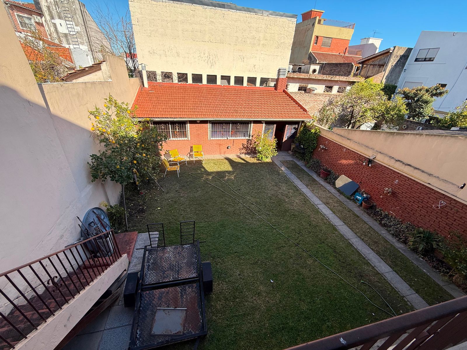 Casa en venta 6 ambientes con Jardin cochera pasante quincho y despensa - 10