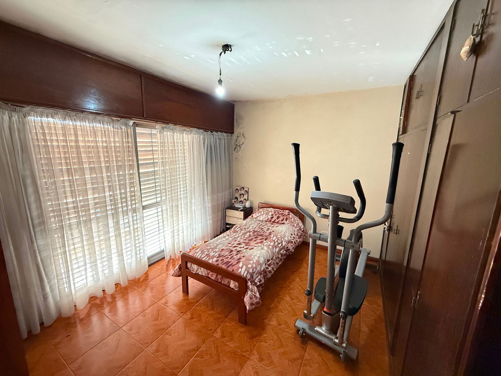 Casa en venta 6 ambientes con Jardin cochera pasante quincho y despensa - 16