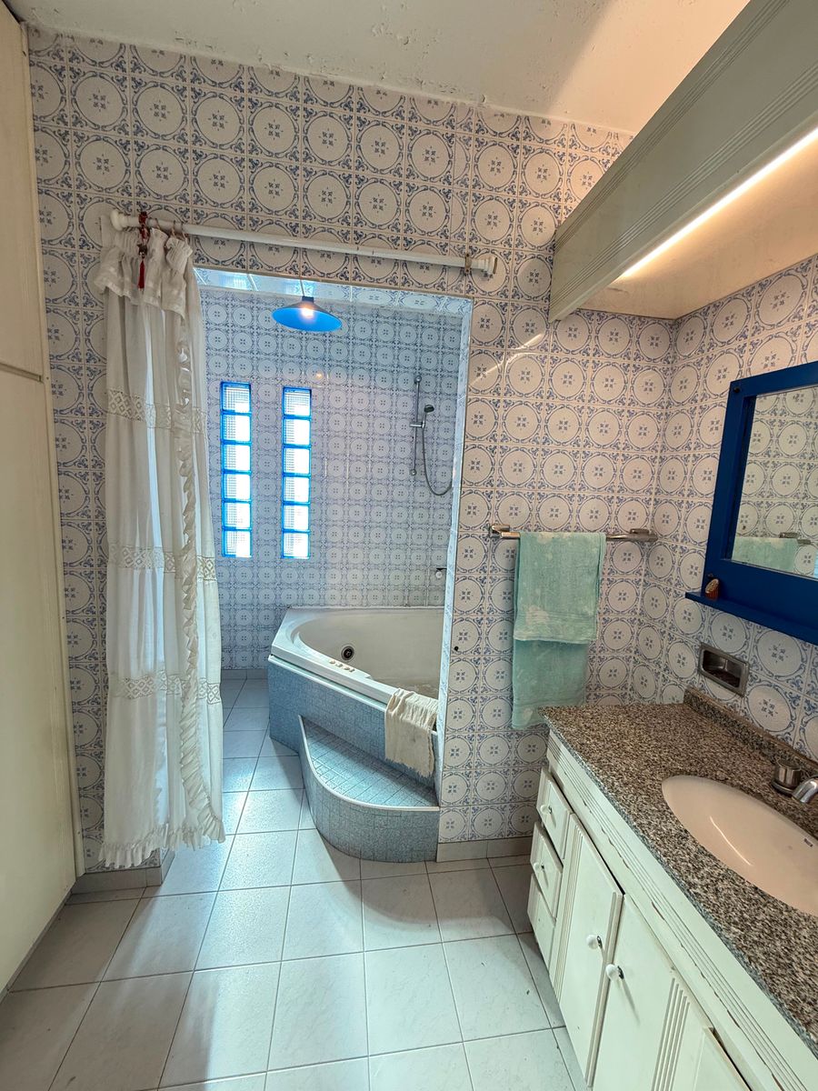 Casa en venta 6 ambientes con Jardin cochera pasante quincho y despensa - 18
