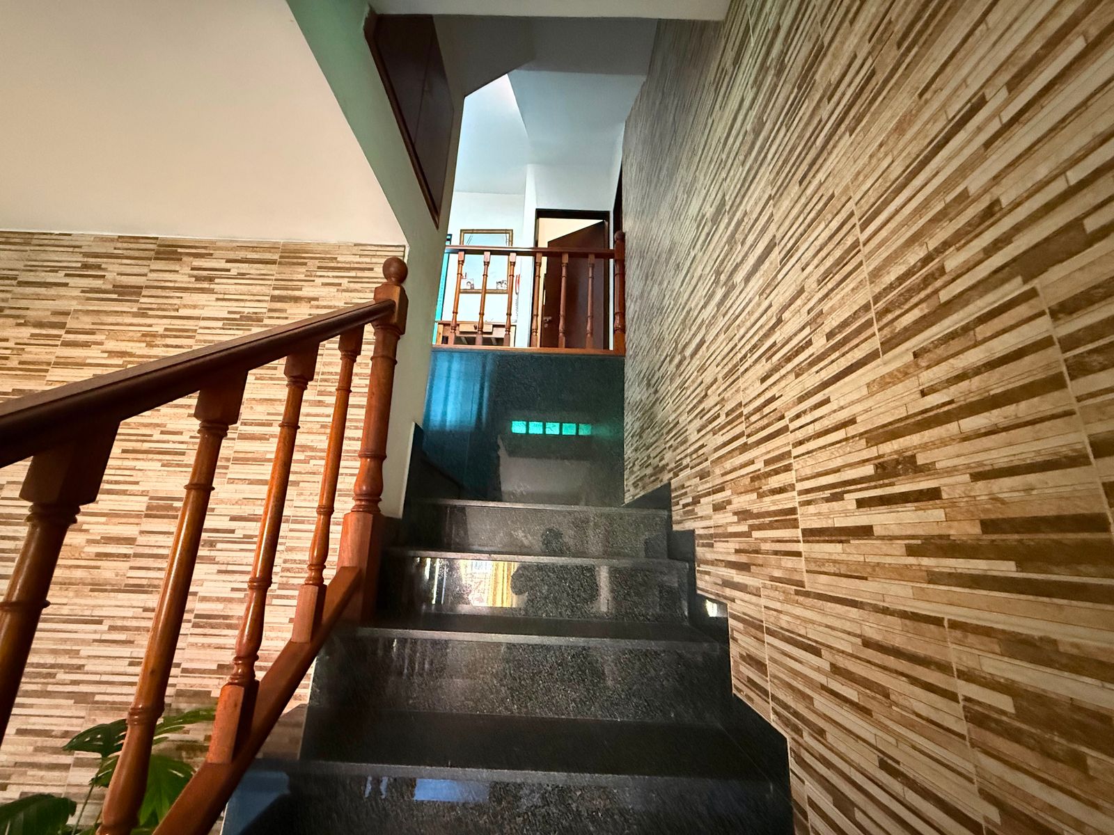 Casa en venta 6 ambientes con Jardin cochera pasante quincho y despensa - 25