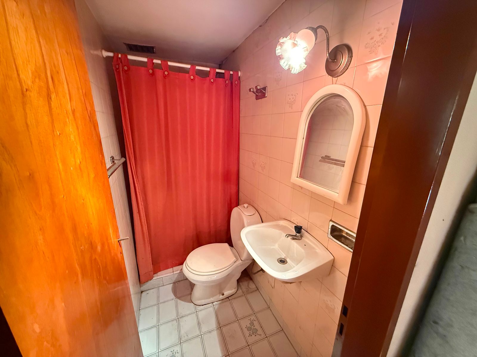 Casa en venta 6 ambientes con Jardin cochera pasante quincho y despensa - 30