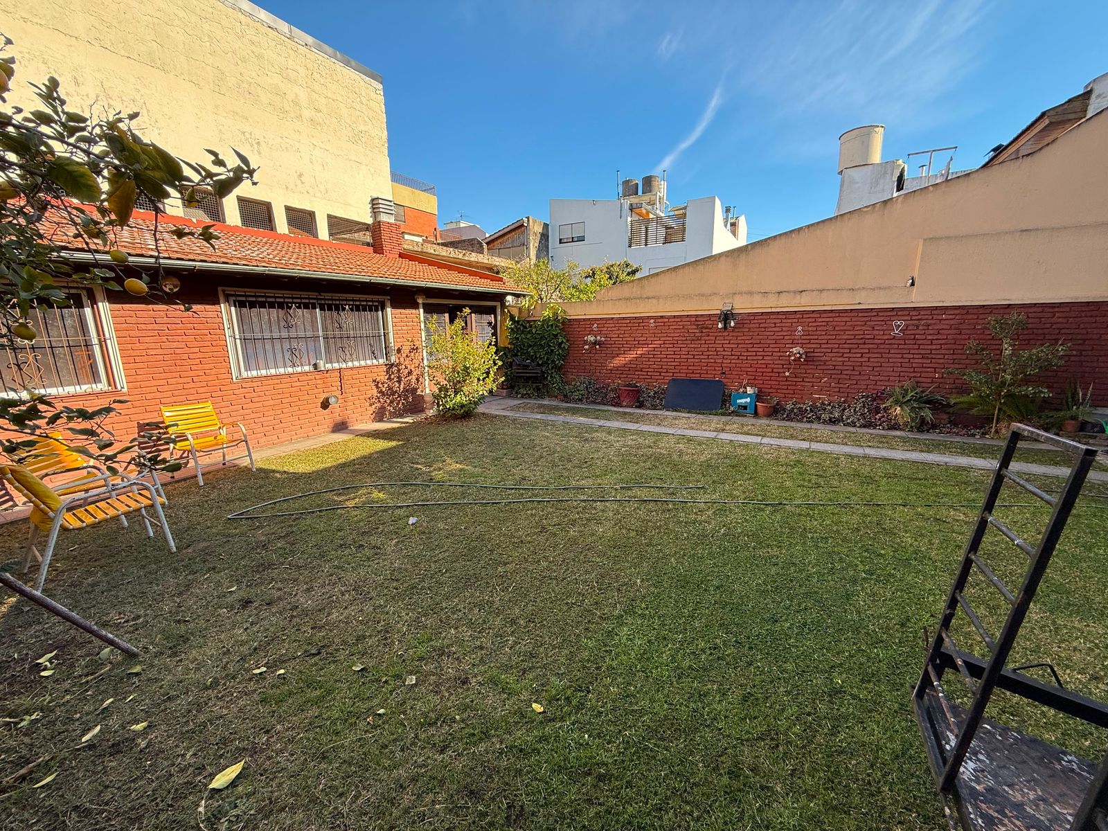 Casa en venta 6 ambientes con Jardin cochera pasante quincho y despensa - 32