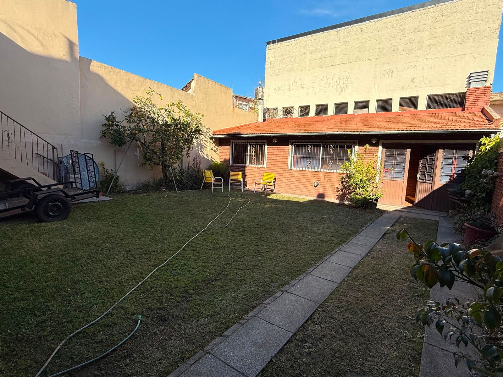 Casa en venta 6 ambientes con Jardin cochera pasante quincho y despensa - 33