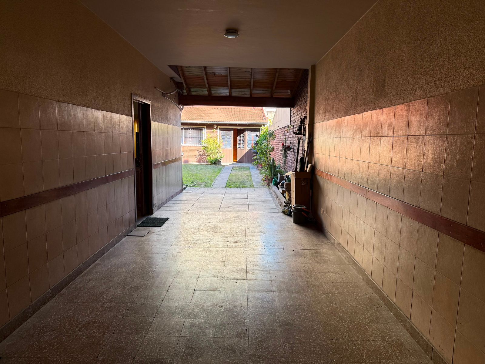 Casa en venta 6 ambientes con Jardin cochera pasante quincho y despensa - 34