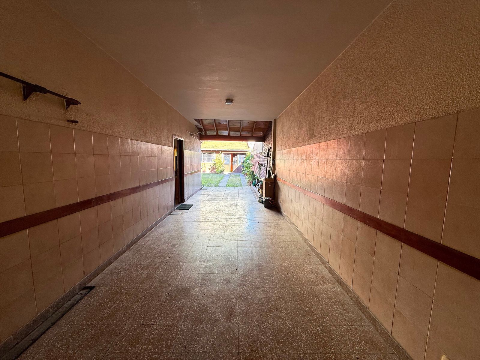 Casa en venta 6 ambientes con Jardin cochera pasante quincho y despensa - 35