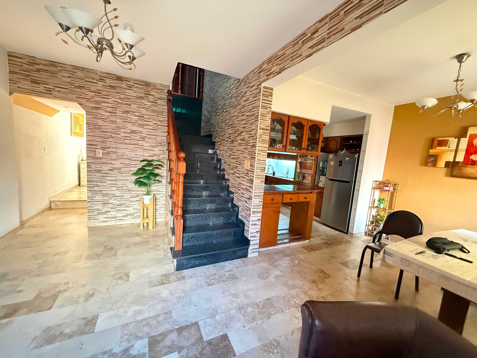 Casa en venta 6 ambientes con Jardin cochera pasante quincho y despensa - 44