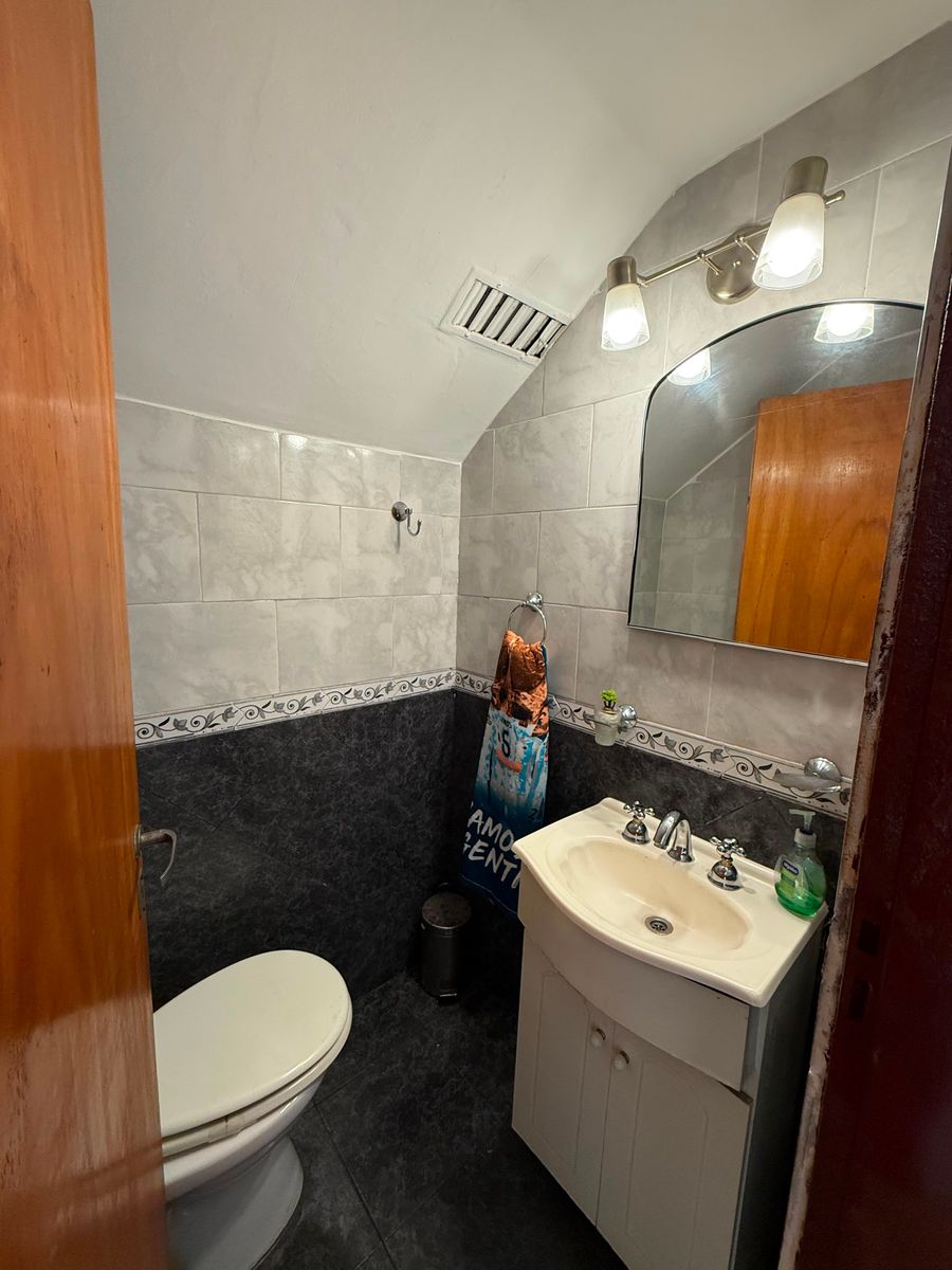 Casa en venta 6 ambientes con Jardin cochera pasante quincho y despensa - 46