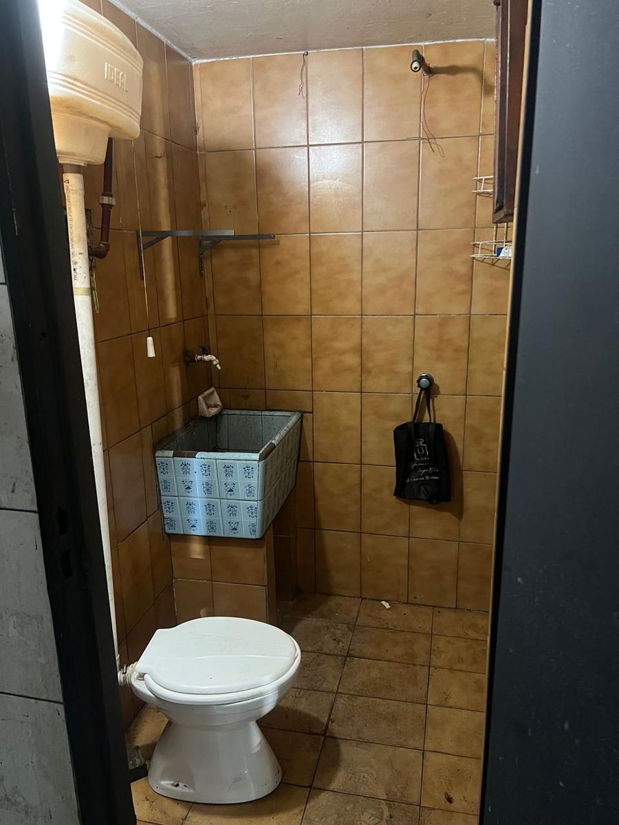 Galpon en Venta con departamento 2 ambientes techo de loza