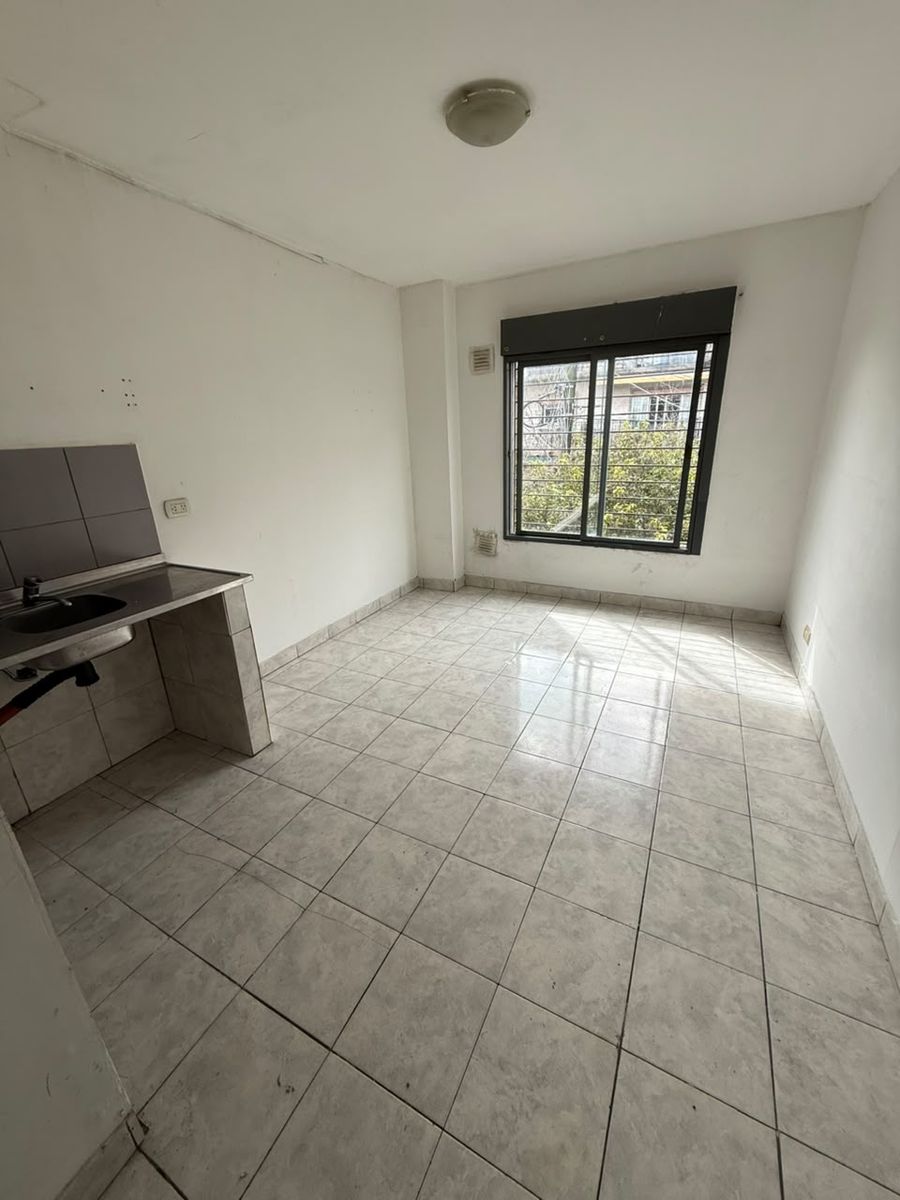 Monoambiente En Alquiler 2do Piso por escalera en Esquina, Villa Lugano