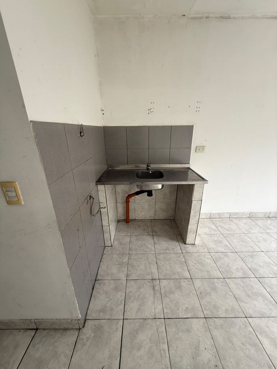 Monoambiente En Alquiler 2do Piso por escalera en Esquina, Villa Lugano — foto 5