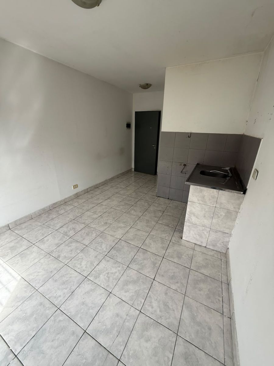 Monoambiente En Alquiler 2do Piso por escalera en Esquina, Villa Lugano — foto 10