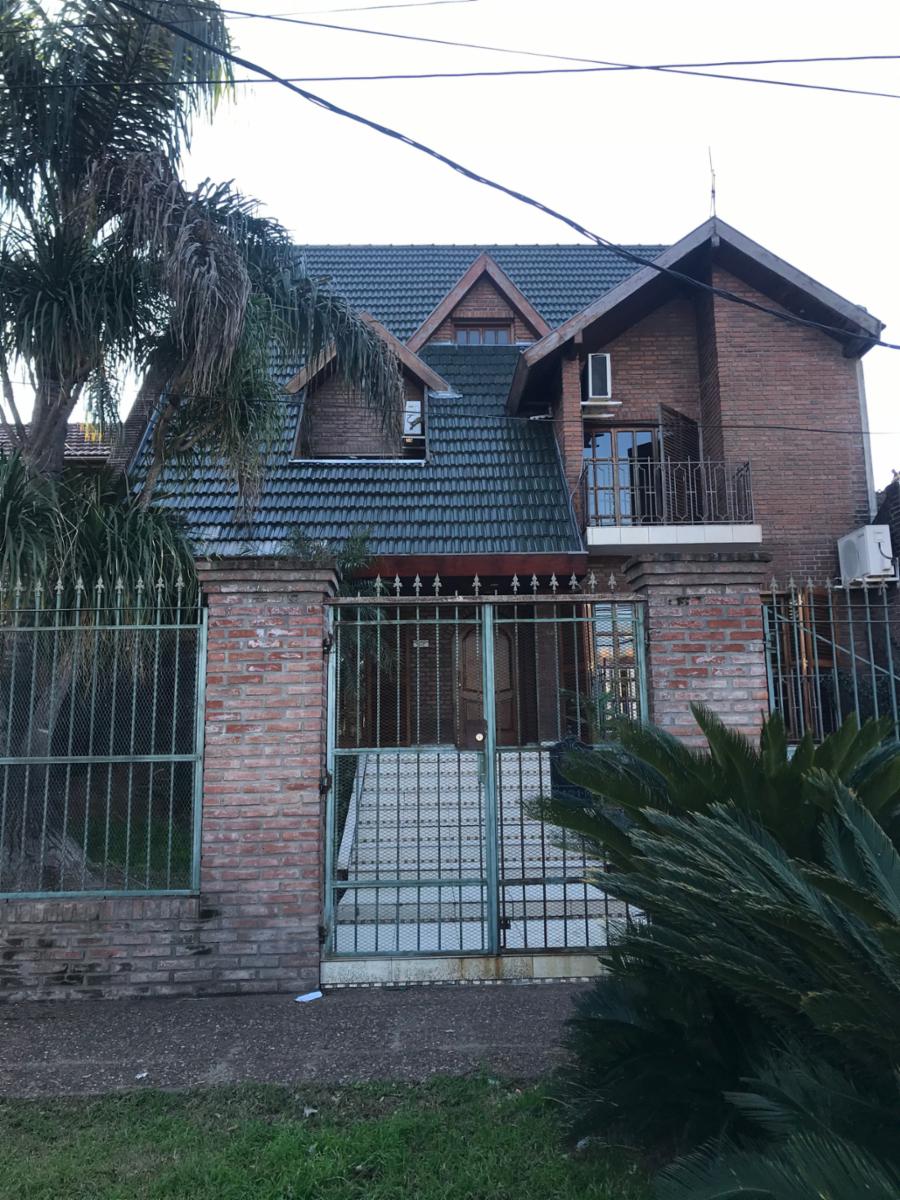 HURLINGHAM SOLIDO CHALET CLASICO EN VENTA, SUBSUELO Y 3 PLANTAS.