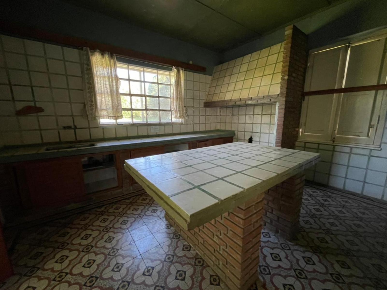 Gran chalet estilo ingles sobre calle Evans de Pueblo Liebig — foto 12