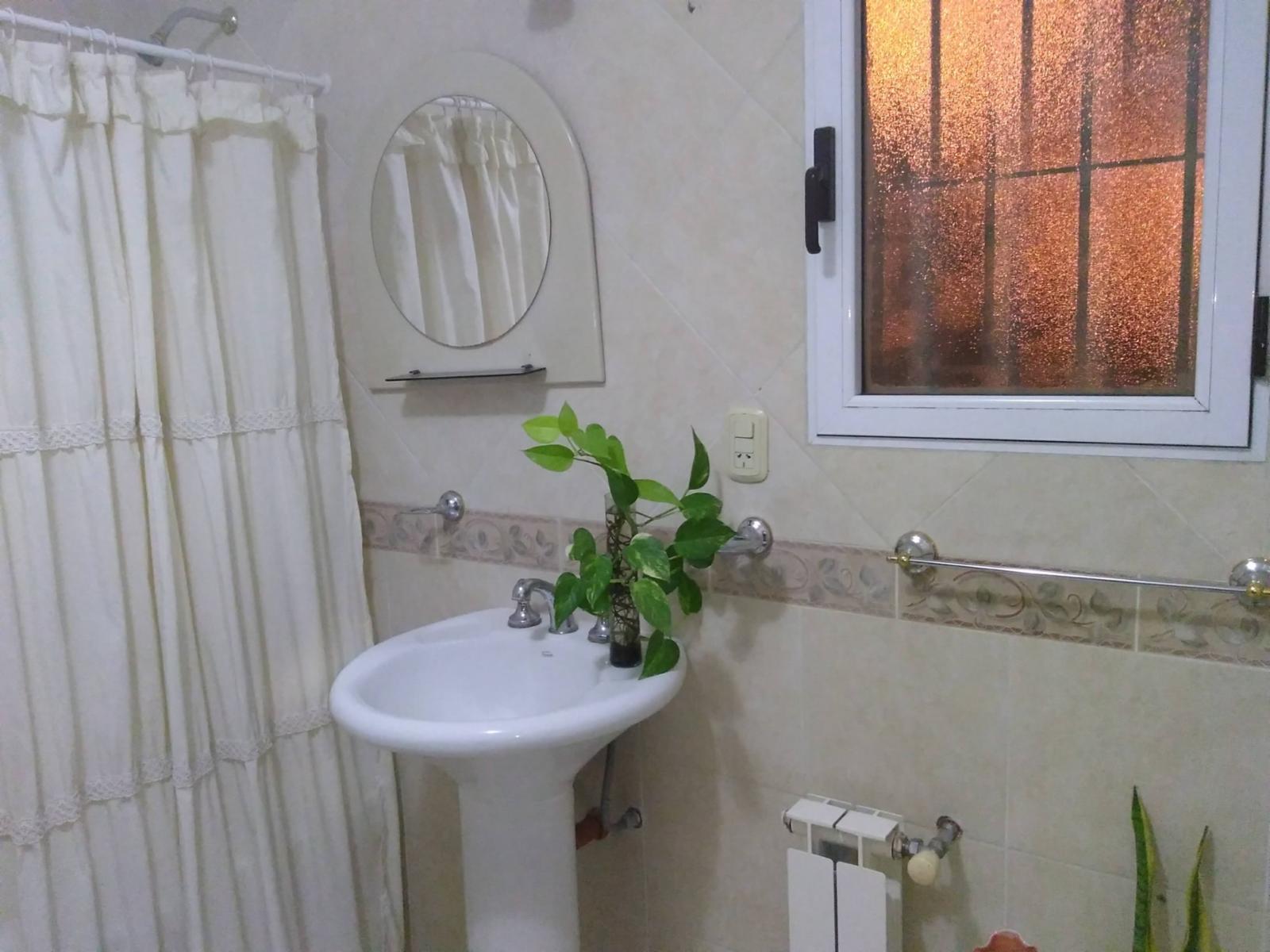 Excelente Propiedad en Barrio Villa Santillan y Local Comercial — foto 4