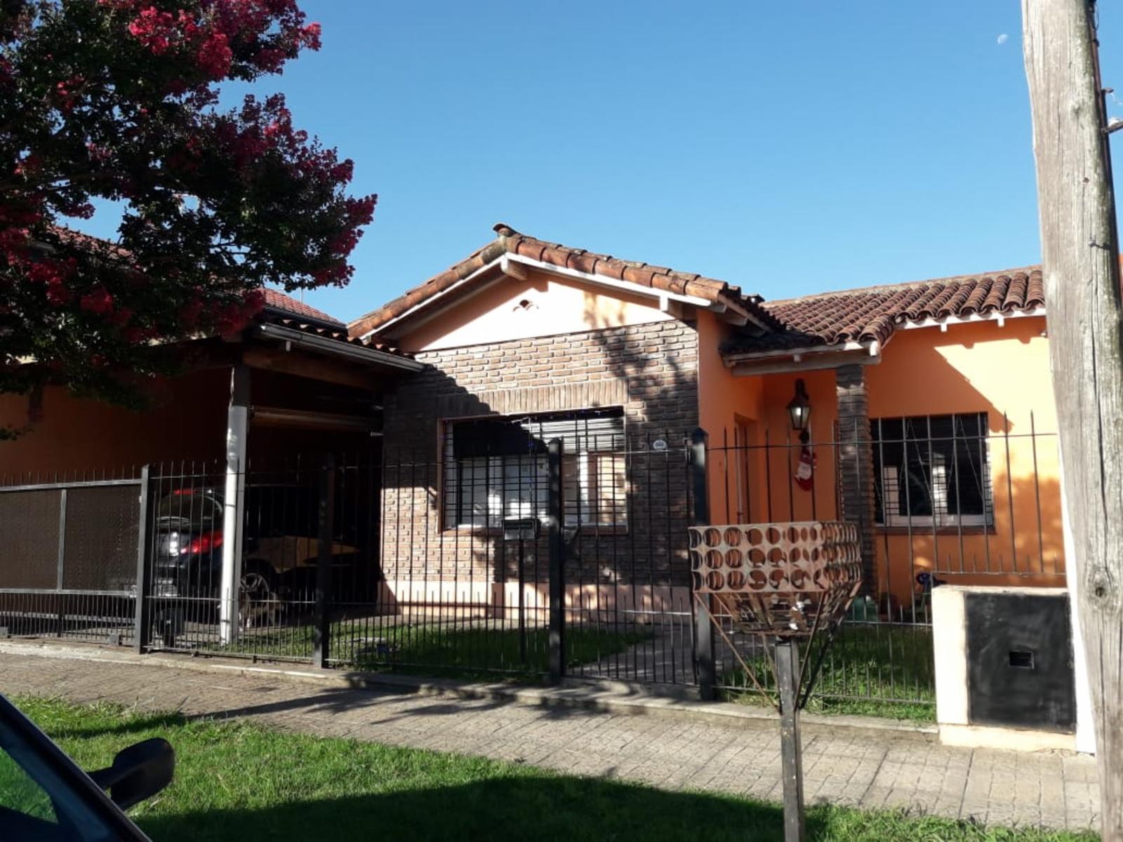 CASA 4 AMBIENTES CON AMPLIO FONDO