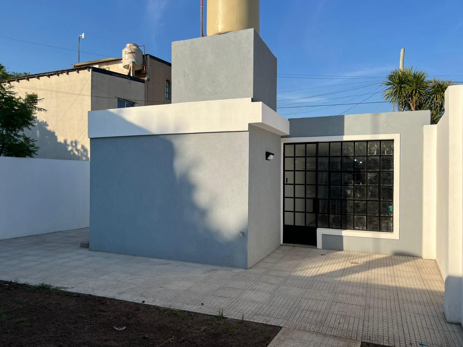 EXCELENTE CASA 4 AMBIENTES TOTALMENTE RECICLADA A NUEVA — foto 2