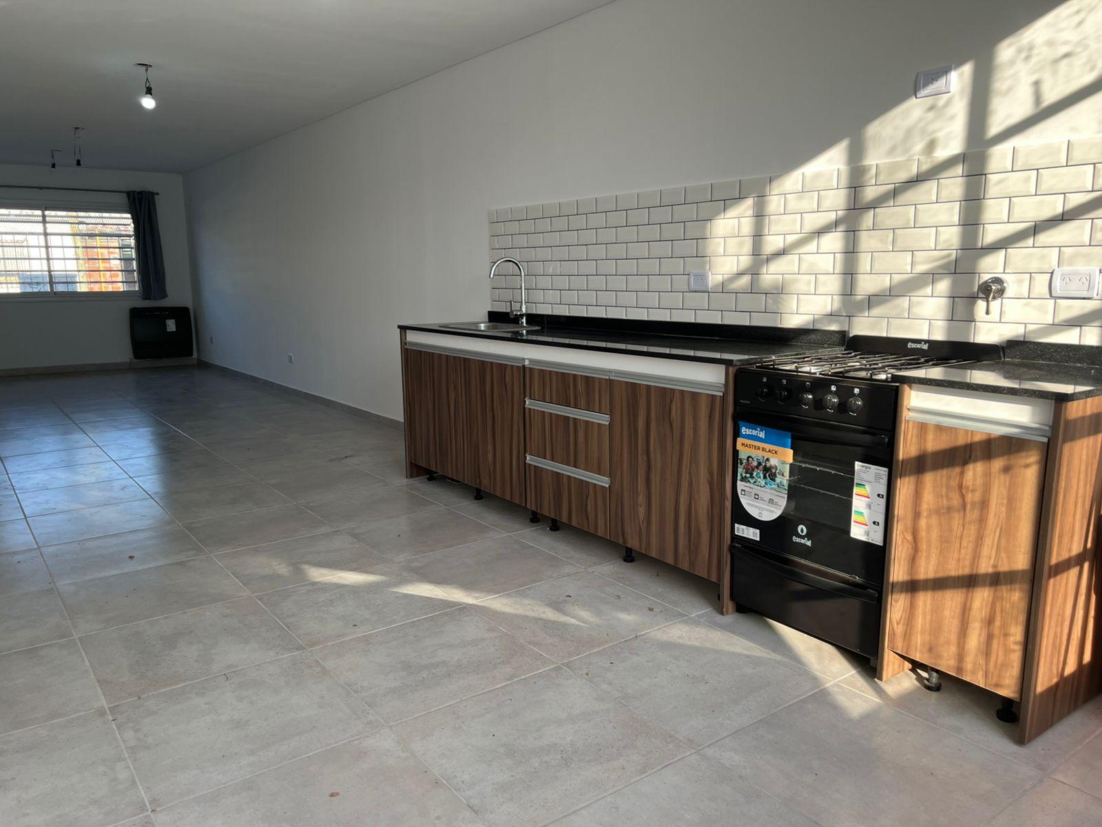 EXCELENTE CASA 4 AMBIENTES TOTALMENTE RECICLADA A NUEVA — foto 7