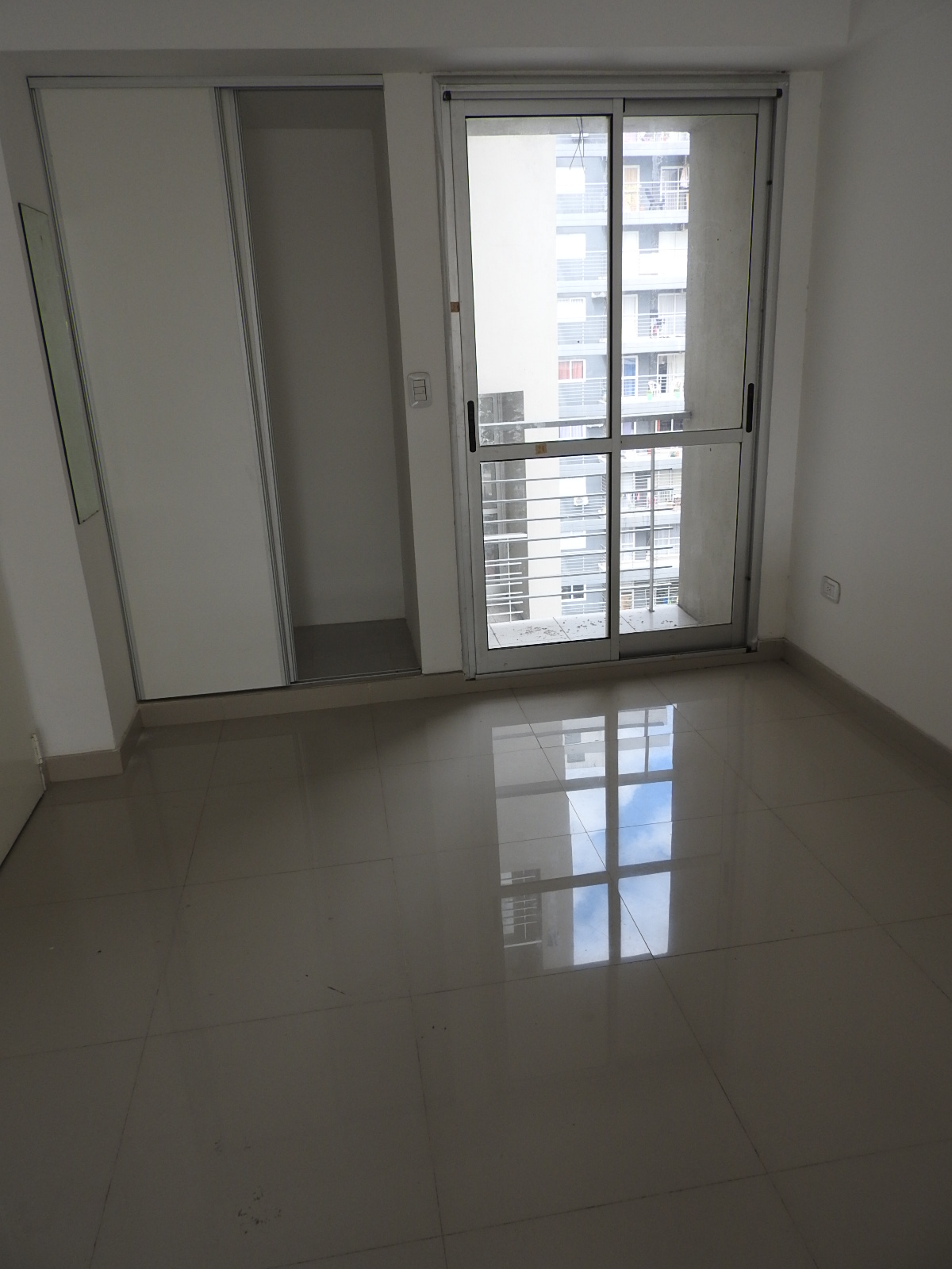 Monoambiente divisible, muy luminoso 2mo piso contrafrente muy luminoso — foto 3