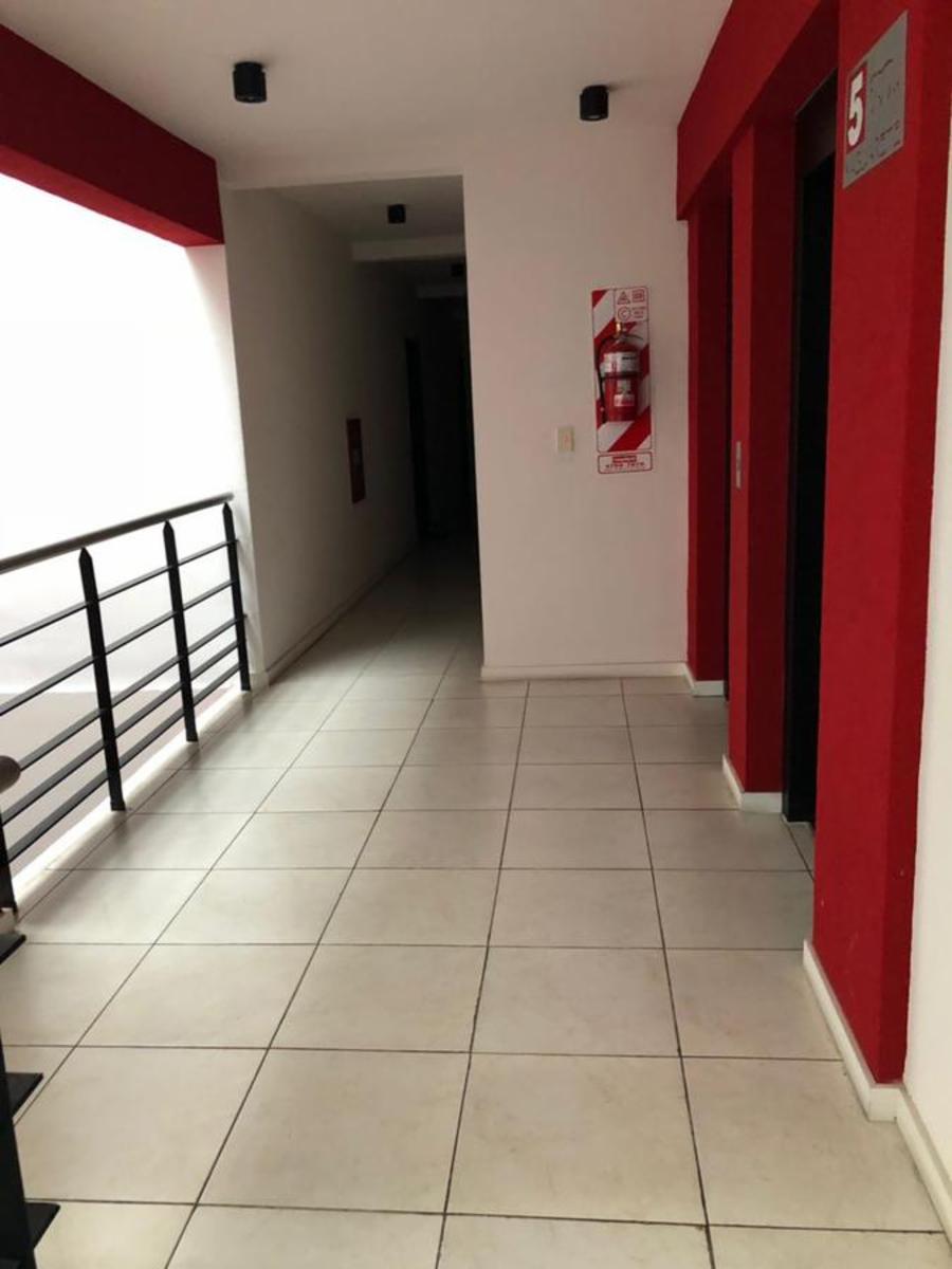 DEPARTAMENTO 2 AMBIENTES CON COCHERA SUBTERRANEA EN PLENO CENTRO DE TIGRE. contra frente . — foto 2
