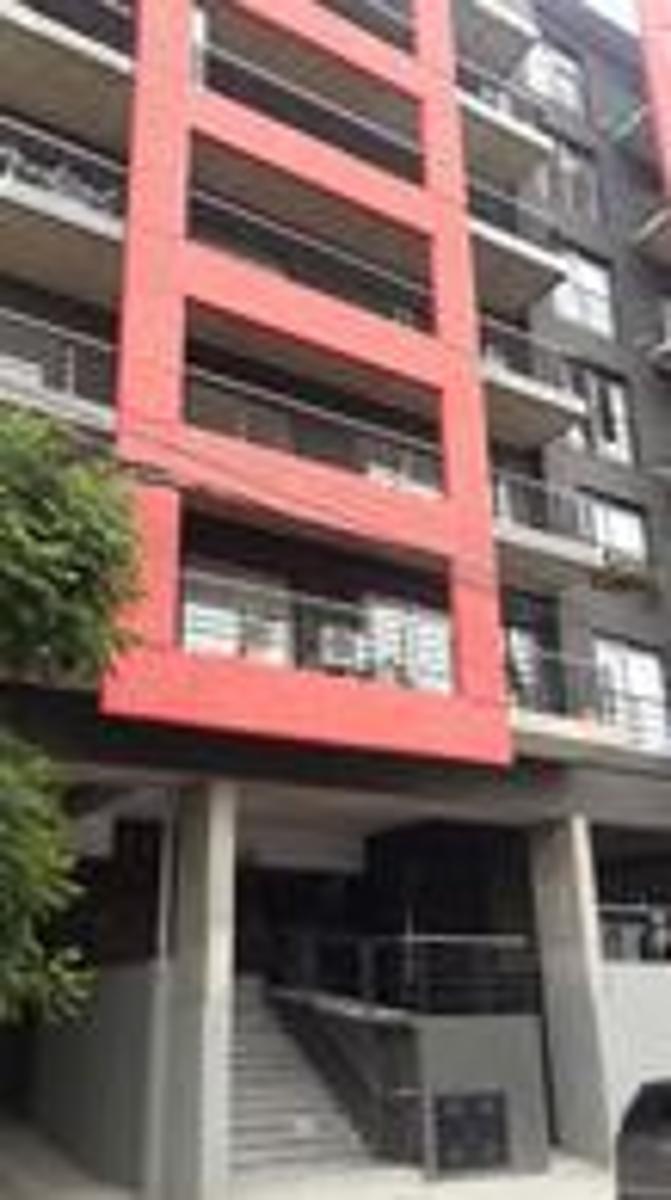 DEPARTAMENTO 2 AMBIENTES CON COCHERA SUBTERRANEA EN PLENO CENTRO DE TIGRE. contra frente . — foto 11