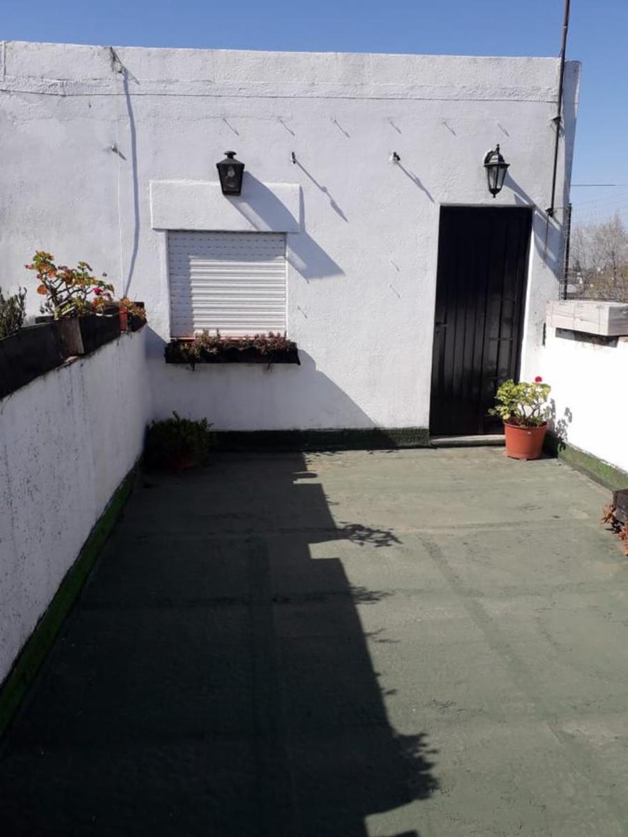 PH planta alta al frente primer piso por escalera sobre Av. Hipólito Yrigoyen