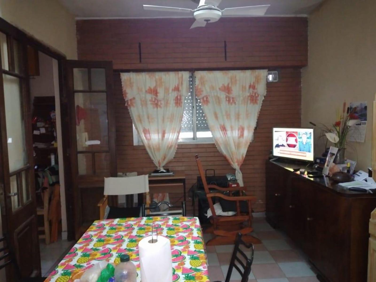 DESCRIPCIÓN: PH AL FRENTE 3 AMBIENTES 2 DORMITORIOS AMPLIOS Y LUMINOSOS, COCINA COMEDOR, BAÑO COMPLETO, EN PLANTA ALTA PEQUEÑO DEPARTAMENTO 2 AMBIENTES — foto 2